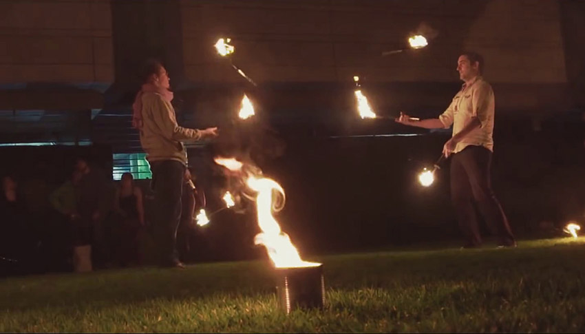 vidéo sur du jonglage et des arts du cirques pour argument massue