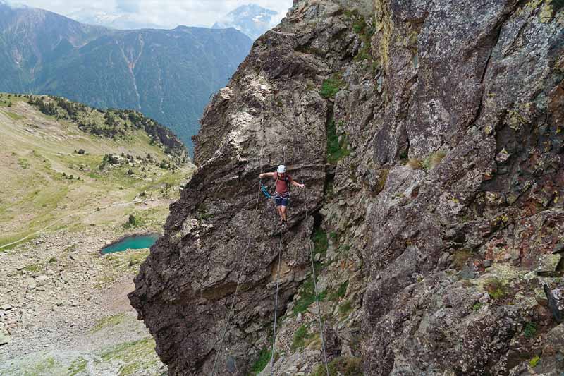 Photo d'un grimpeur sur la via ferrata de chamrousse