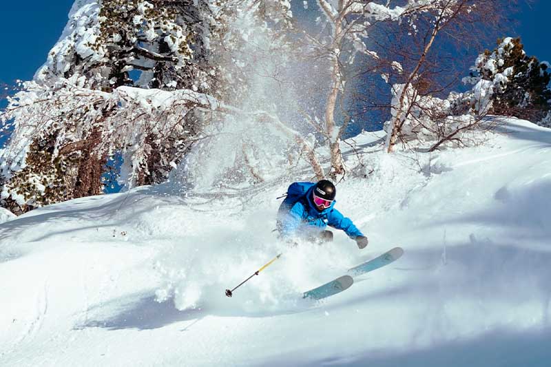 Shooting photo dans la poudreuse avec un skieur