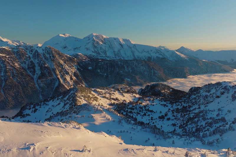 Shot de drone au coucher de soleil devant une mer de nuage à chamrousse
