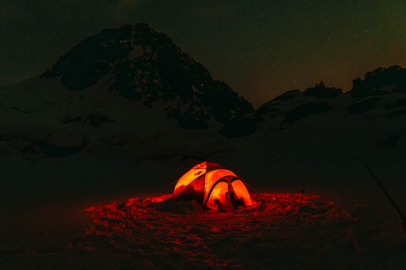 Photo de nuit lors d'un bivouac sur lac gelé à chamrousse